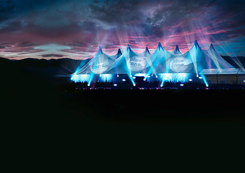 Bluetone mit einem neuen, größeren Palast-Zelt, das 4.900 umfasst und Shows der Superlative bietet (