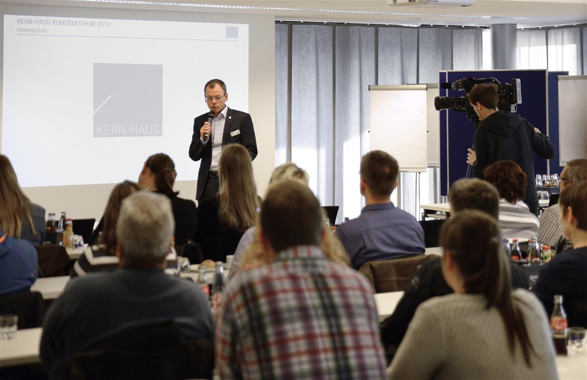 Bernhard Sommer, Vorstandsvorsitzender der Kern-Haus AG, eröffnete das?Kern-Haus Kundenforum 2014? Bernhard Sommer, Vorstandsvorsitzender der Kern-Haus AG, eröffnete das?Kern-Haus Kundenforum 2014?