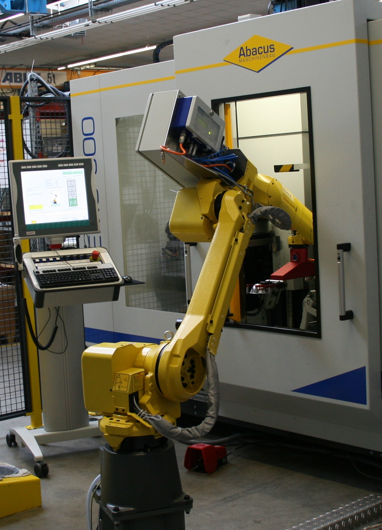 Der Roboter zur Automatisierung erhöht die Effizienz der Drückmaschine Premo 600 von Abacus nochmals Der Roboter zur Automatisierung erhöht die Effizienz der Drückmaschine Premo 600 von Abacus nochmals