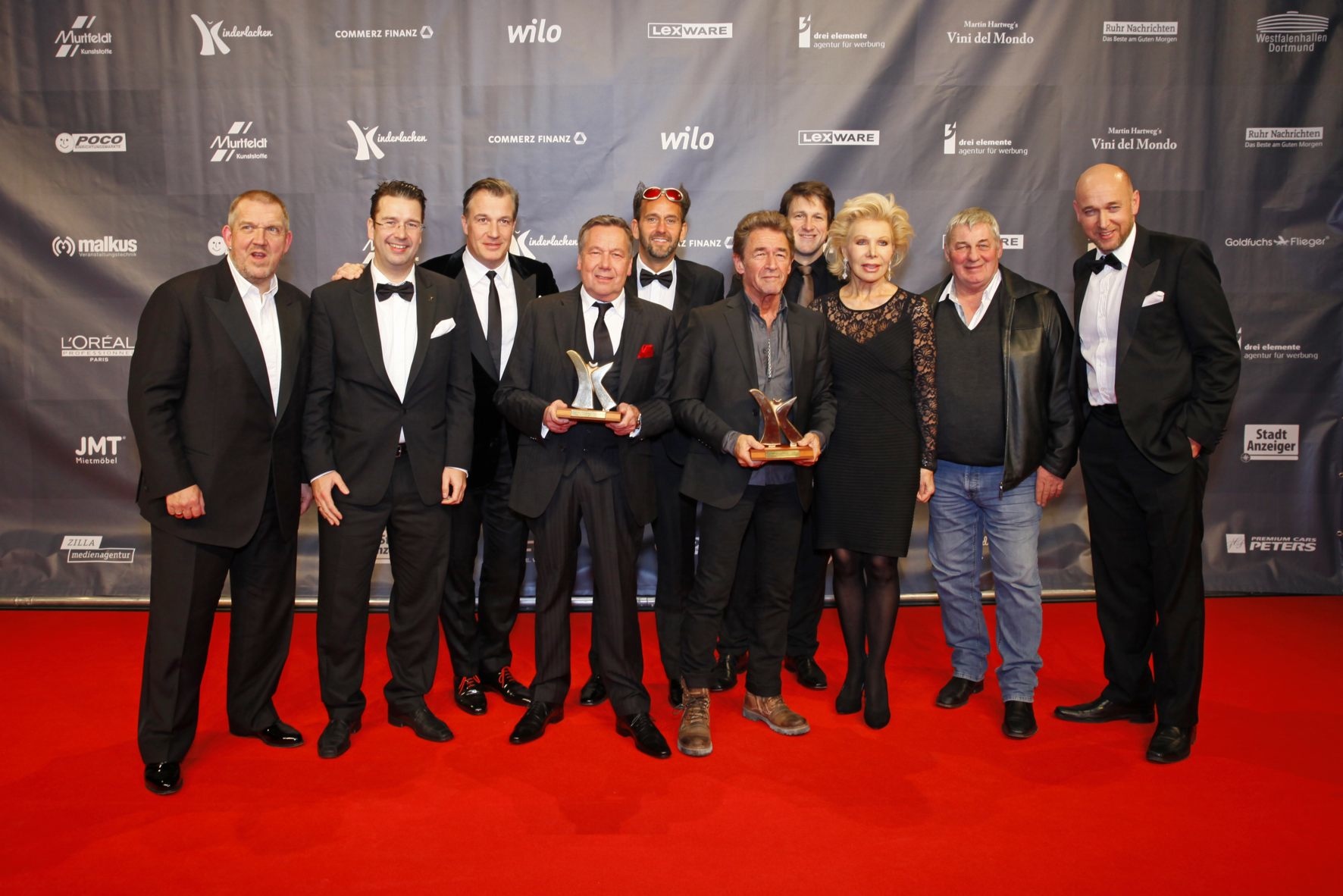 Roland Kaiser (4.v.l.) und Peter Maffay (6.v.l.) wurden von Kinderlachen für ihr Engagement geehrt. Roland Kaiser (4.v.l.) und Peter Maffay (6.v.l.) wurden von Kinderlachen für ihr Engagement geehrt.