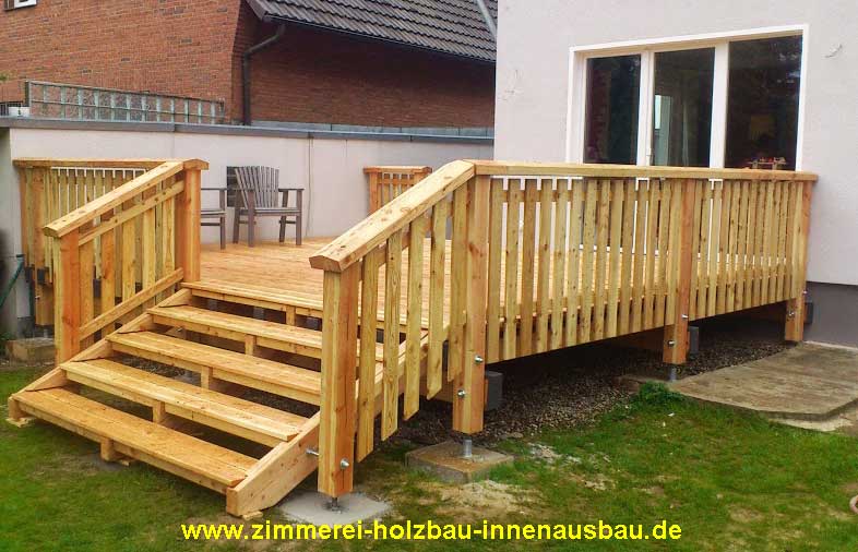 Holzterrasse, erstellt aus Douglasie und Lärchenholz in Köln
