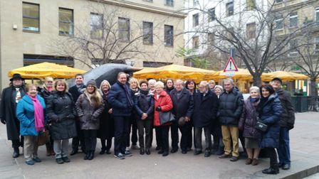 Mitgliedergruppe der Rüsselsheimer Volksbank vor der Börse in Frankfurt