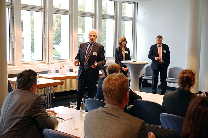 Wolfgang Andrich, Geschäftsführer von AVECO Consulting aus Coburg und Personalmanager beim Vortrag. Wolfgang Andrich, Geschäftsführer von AVECO Consulting aus Coburg und Personalmanager beim Vortrag.