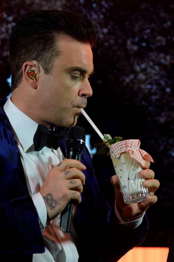 Robbie Williams genießt Mario Hofferers?Latte Mojito?, serviert in Gläsern aus dem Hause ARNSTADT K Robbie Williams genießt Mario Hofferers?Latte Mojito?, serviert in Gläsern aus dem Hause ARNSTADT K