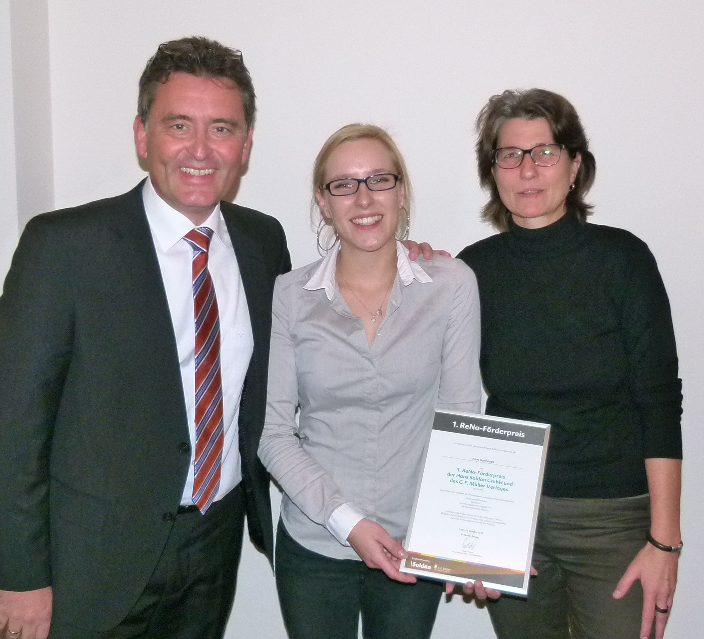 ReNo-Förderpreis-Gewinnerin Anne Bernhagen (2. v. li.)
