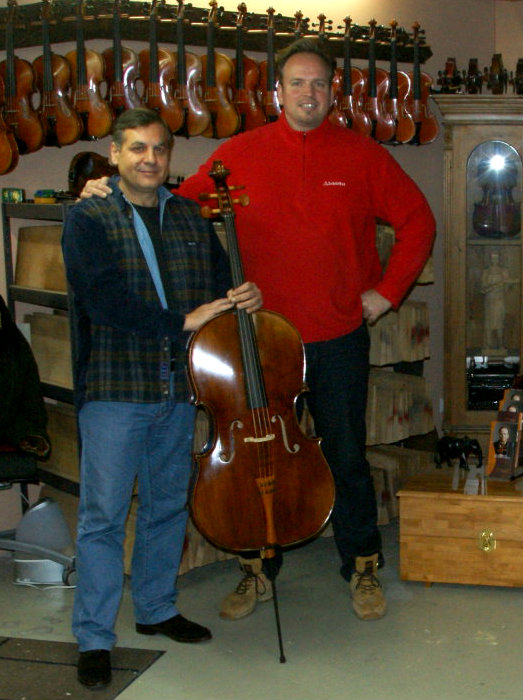 Cellobauer Thorsten Theis mit Proficellist Vasile Stanescu in seiner Werkstatt in Odenspiel Cellobauer Thorsten Theis mit Proficellist Vasile Stanescu in seiner Werkstatt in Odenspiel