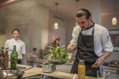 Martin Opitz, Chefkoch des LÖSCH für Freunde, in der offenen Küche des Hotels. (Bildquelle: @ LÖSCH Martin Opitz, Chefkoch des LÖSCH für Freunde, in der offenen Küche des Hotels. (Bildquelle: @ LÖSCH