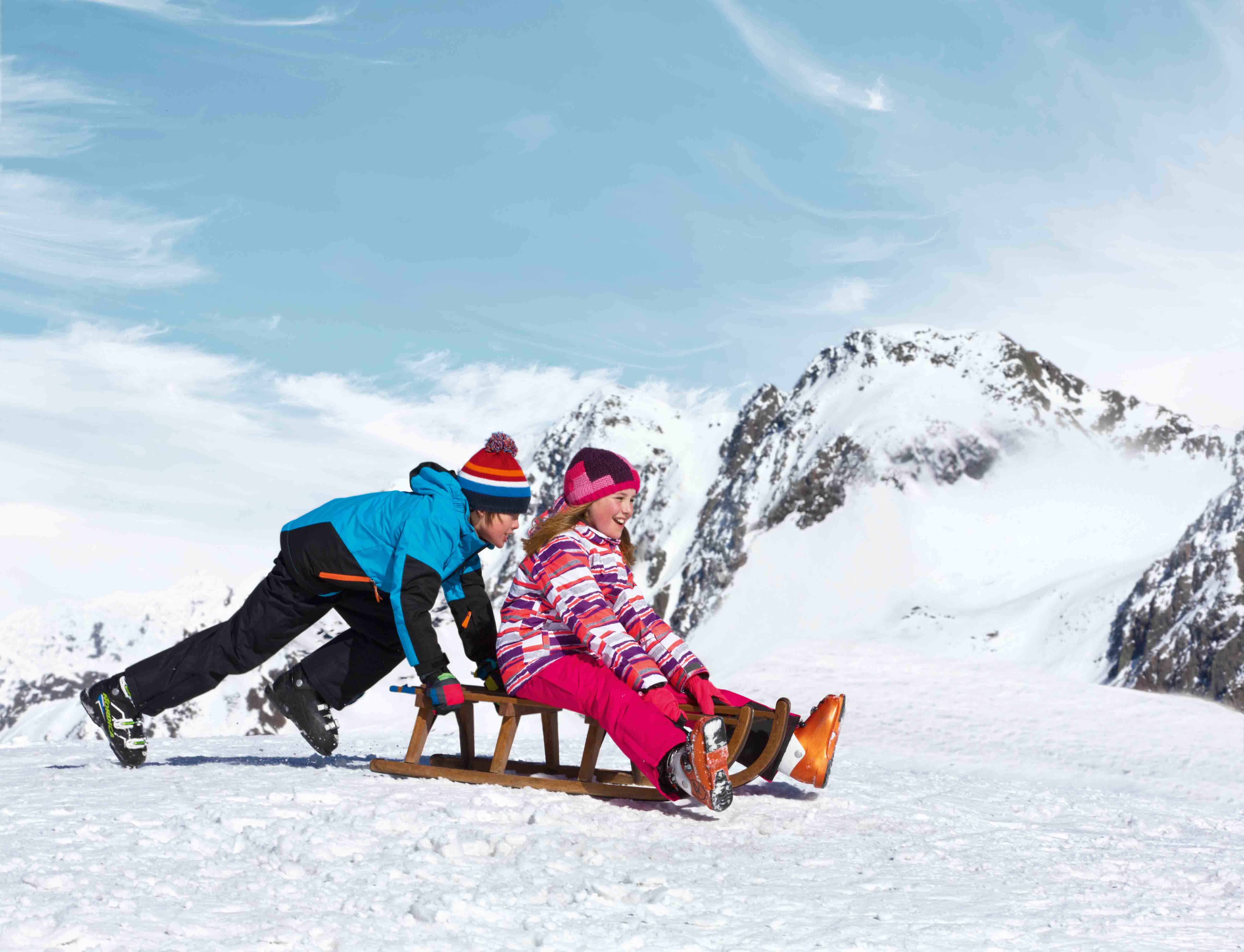 Rodeln bringt Abwechslung in den Pistentag. (Bildquelle: www.sicher-im-schnee.de) Rodeln bringt Abwechslung in den Pistentag. (Bildquelle: www.sicher-im-schnee.de)