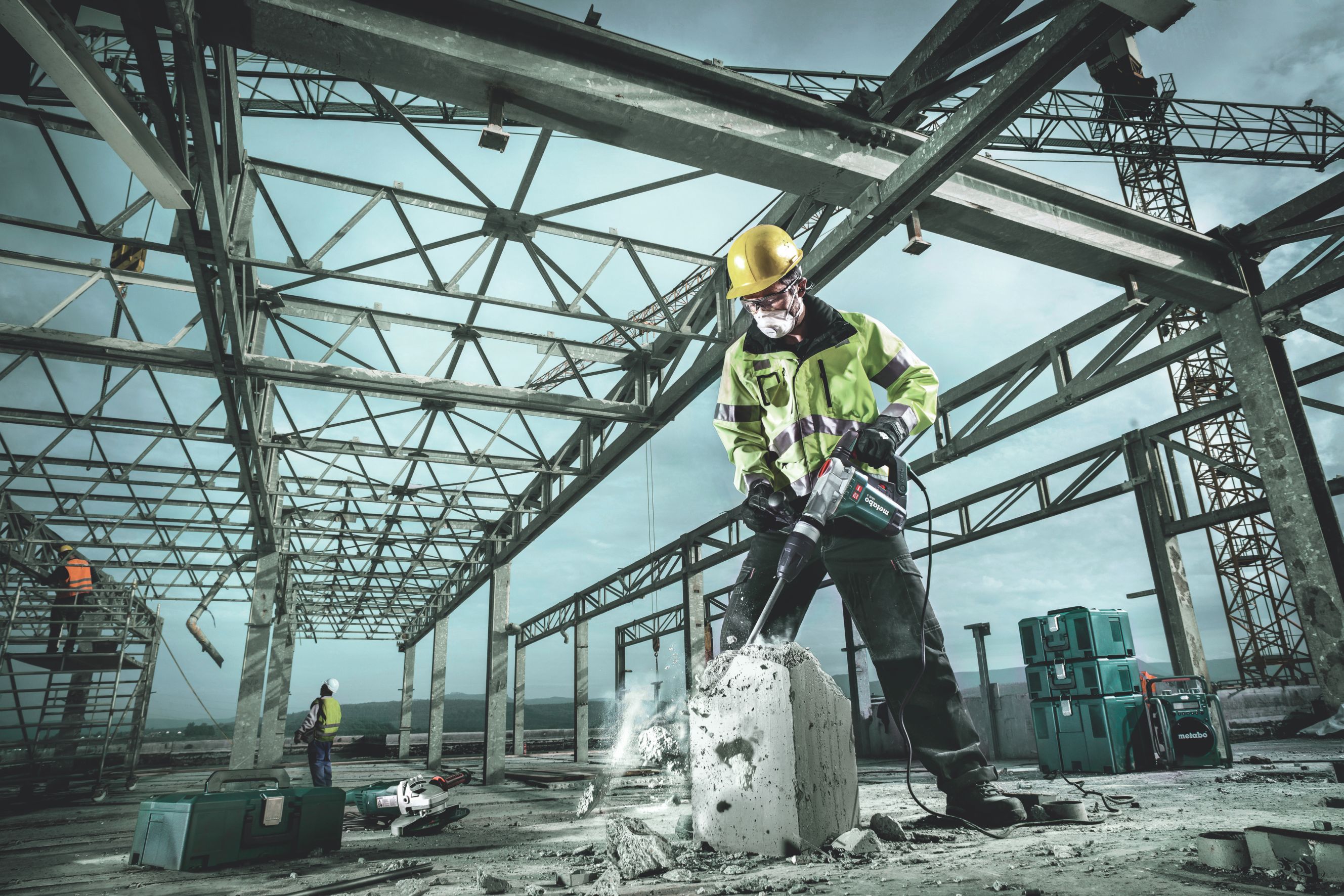 Der Meißelhammer MHE 5 in der Anwendung. Foto: Metabo