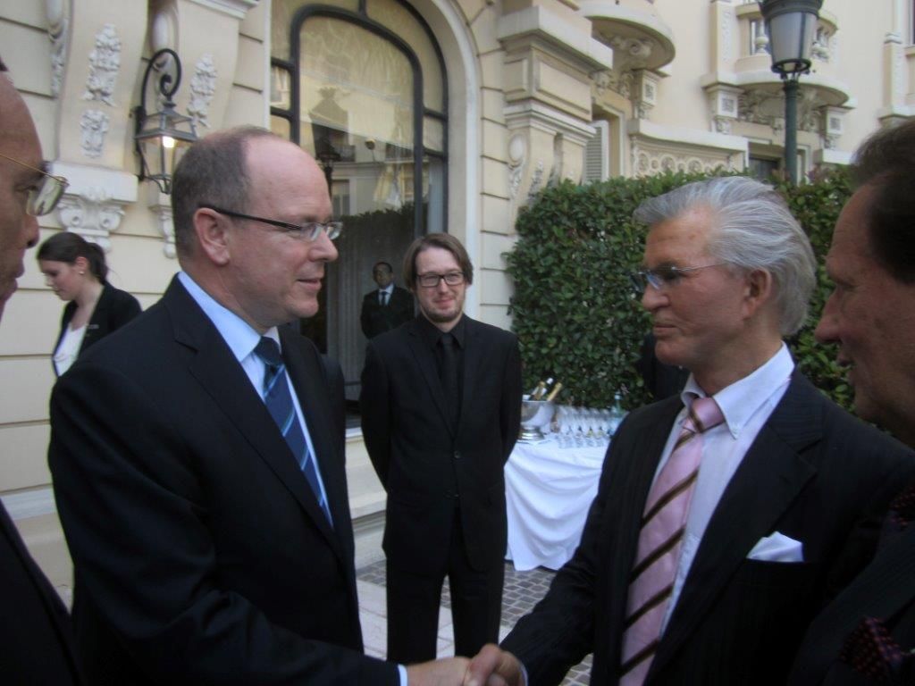 Fürst Albert II von Monaco und Alfred Jung diskutieren über Klimawandel und Dezimierung von Kohlenwa Fürst Albert II von Monaco und Alfred Jung diskutieren über Klimawandel und Dezimierung von Kohlenwa