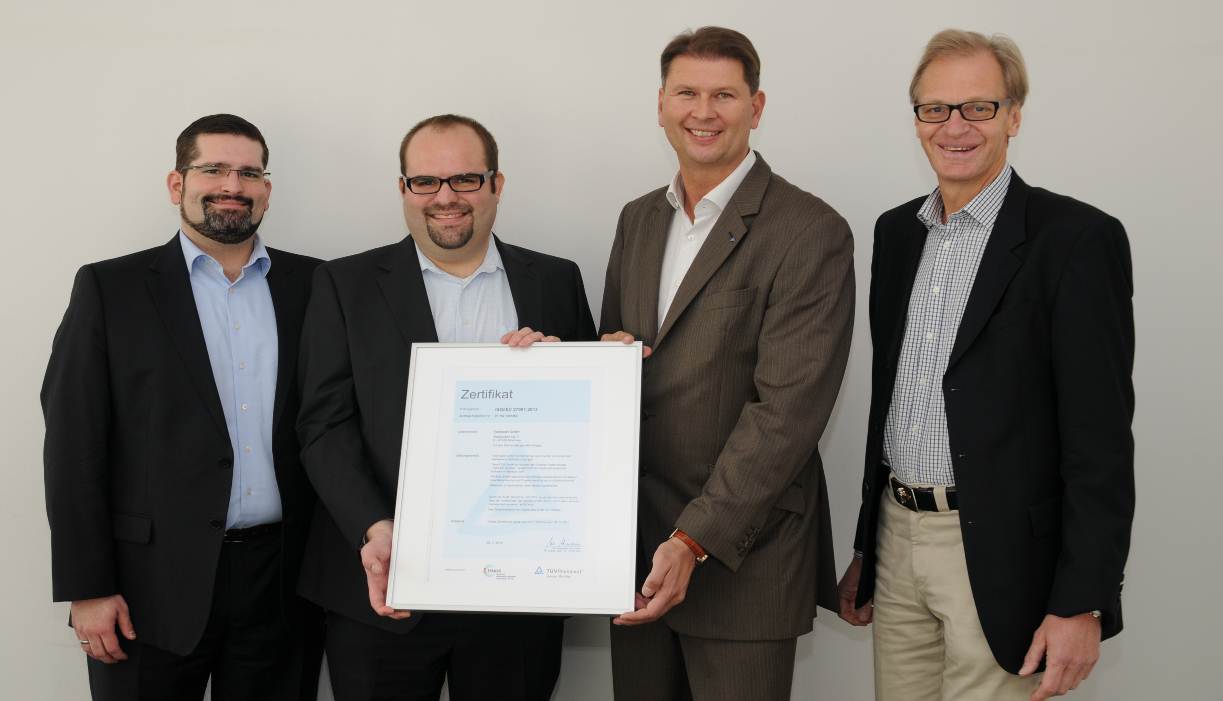 v. l. T. Weiß(TeamFON), M. Weiß(Teamware), R. Freude (TÜV Rheinland), Dr. Kupec (Teamware/TeamFON) v. l. T. Weiß(TeamFON), M. Weiß(Teamware), R. Freude (TÜV Rheinland), Dr. Kupec (Teamware/TeamFON)