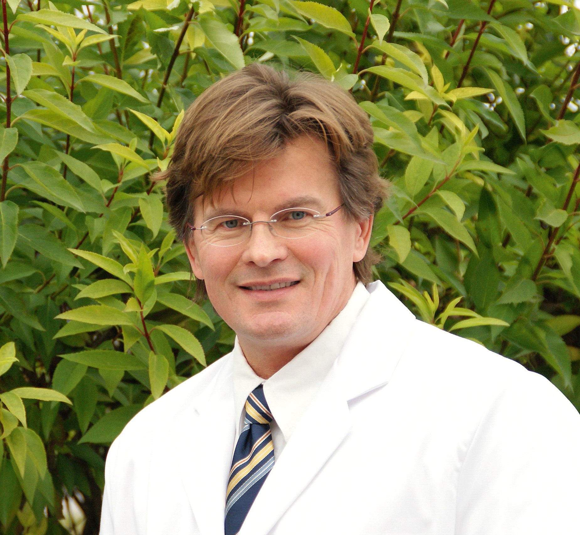 Verhilft in ambulanter Operation zur neuen Nase: Nasenchirurg Dr. Burghard Peter. (Bildquelle: @ www Verhilft in ambulanter Operation zur neuen Nase: Nasenchirurg Dr. Burghard Peter. (Bildquelle: @ www