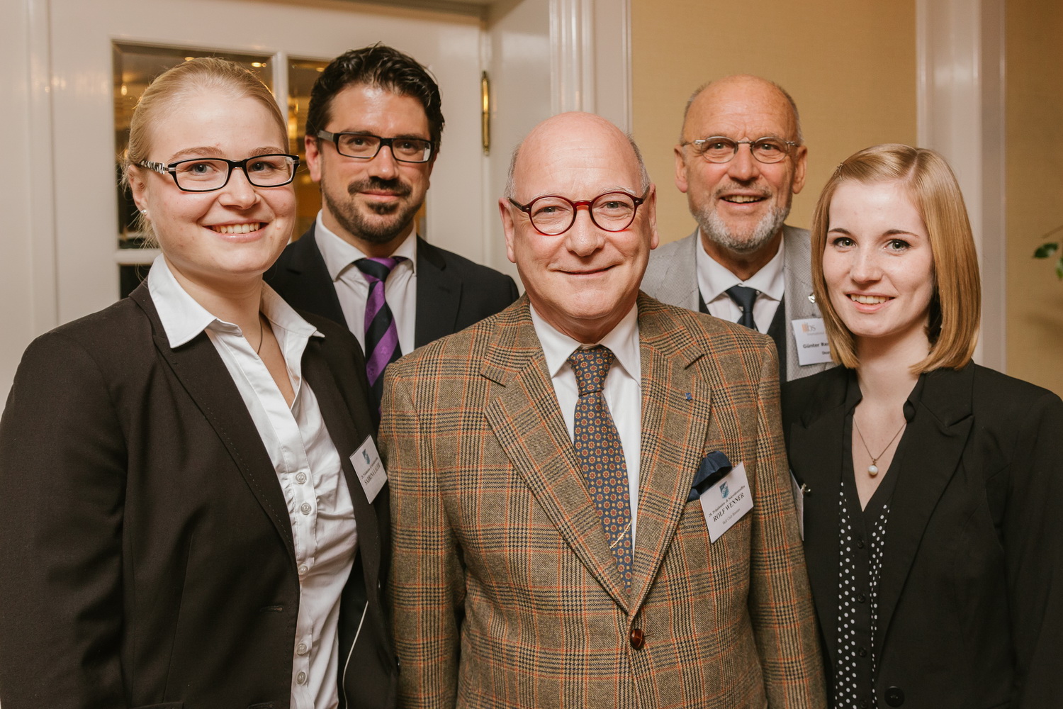 Glücklichübers Stipendium: Sabrina Lauer (links), Annika Dröge (Bildquelle: Stephan Bestmann/Skål) Glücklichübers Stipendium: Sabrina Lauer (links), Annika Dröge (Bildquelle: Stephan Bestmann/Skål)