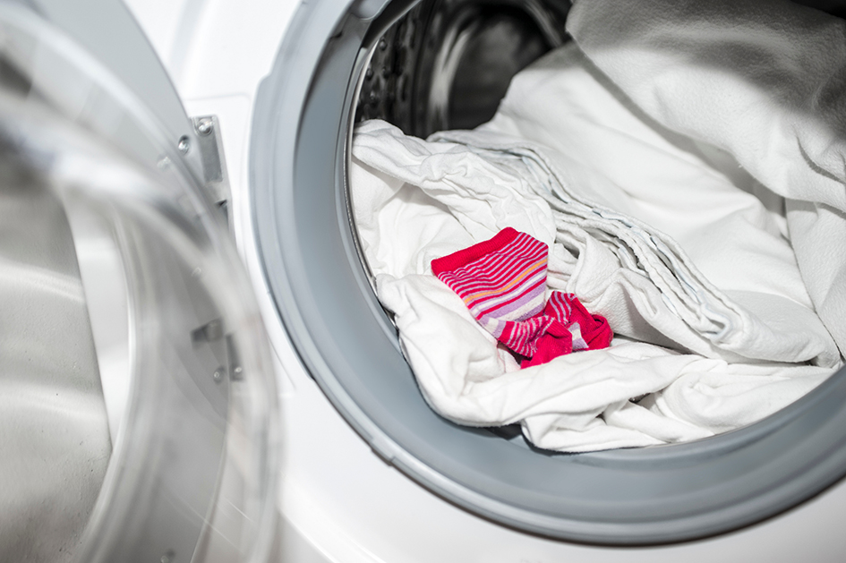 Der Farbsensor von E.G.O. findet bunte Socken in weißer Wäsche und schützt damit vor Verfärbungen. Der Farbsensor von E.G.O. findet bunte Socken in weißer Wäsche und schützt damit vor Verfärbungen.