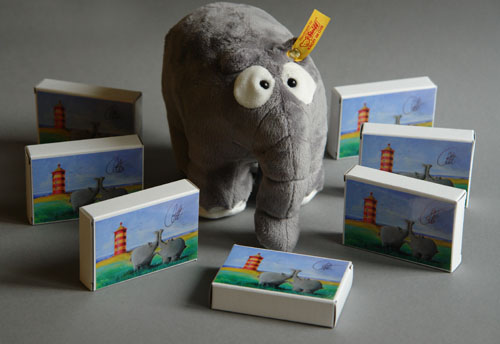 Steiff-Ottifant mit Kunstschachteln aus dem ART-O-MAT Paderborn. Foto: Ulli Predeek Steiff-Ottifant mit Kunstschachteln aus dem ART-O-MAT Paderborn. Foto: Ulli Predeek