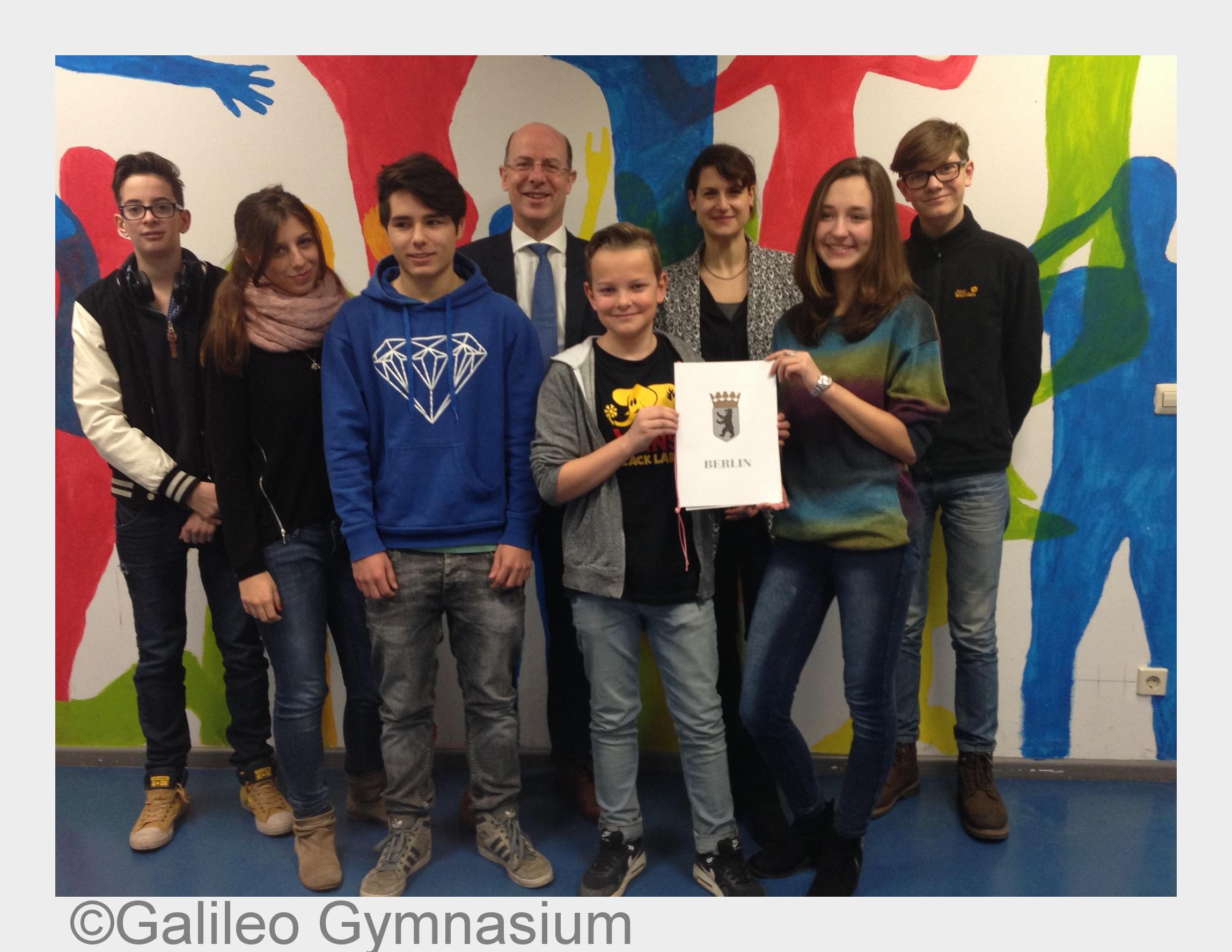 Dr. Hartmut Fischer, Katja Gerstenmaier, Schulleiterin, Lernende des Galileo Gymnasiums (Bildquelle: Dr. Hartmut Fischer, Katja Gerstenmaier, Schulleiterin, Lernende des Galileo Gymnasiums (Bildquelle: