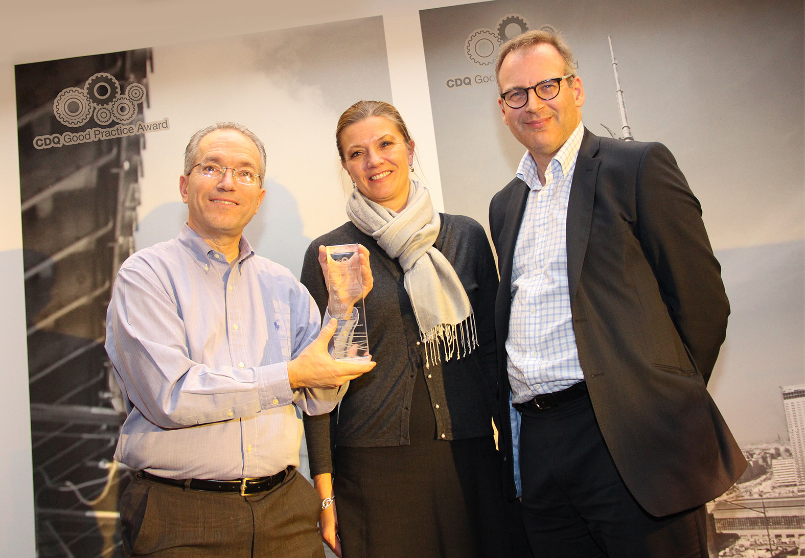 Die Gewinner des CDQ-Awards, das Team von AstraZeneca: Gerry Seixas, Anne Cathrine Grögaard, und Adr Die Gewinner des CDQ-Awards, das Team von AstraZeneca: Gerry Seixas, Anne Cathrine Grögaard, und Adr