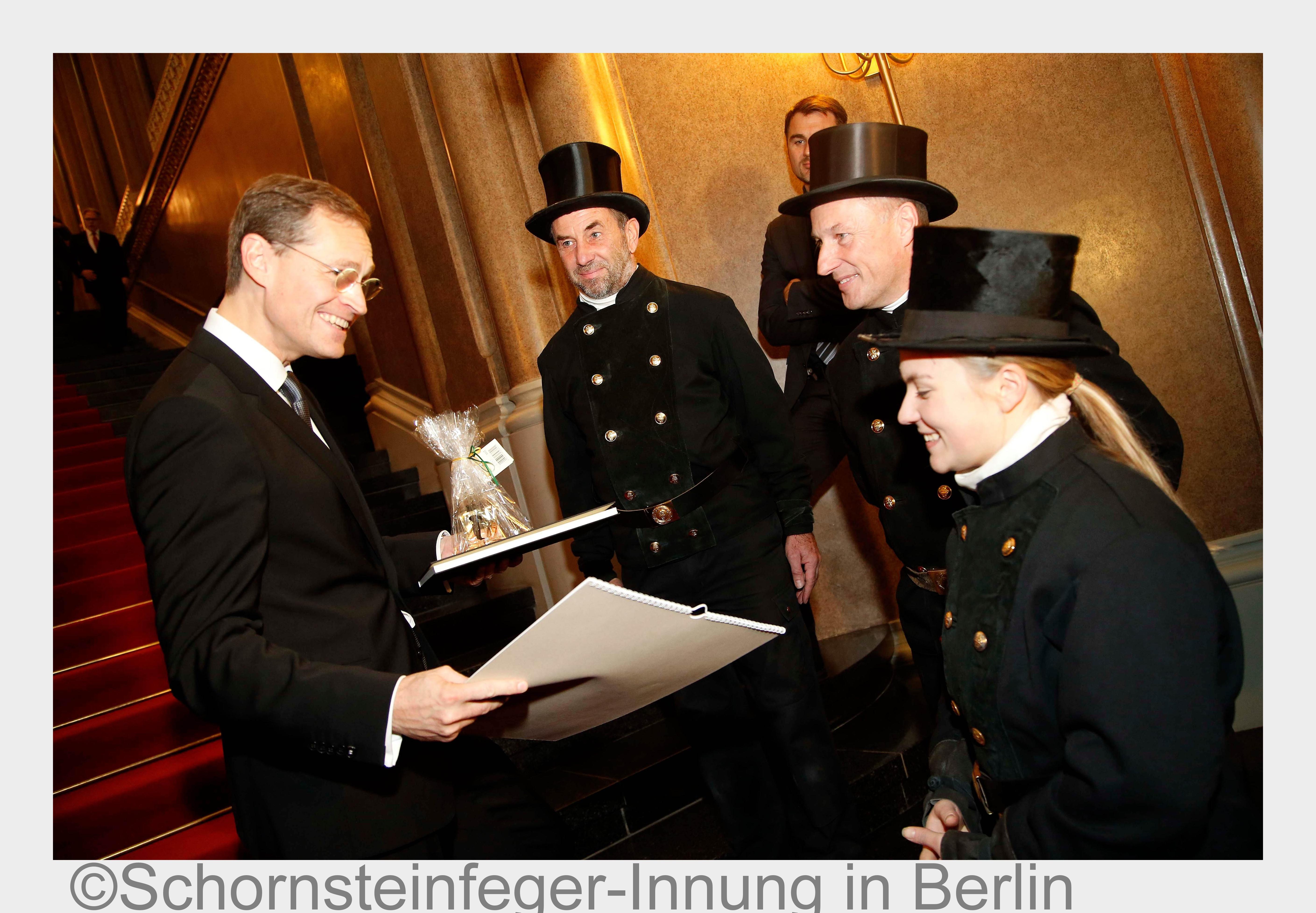 Schornsteinfeger der Berliner Innung wünschen dem neuen Regierenden Bürgermeister Glück. (Bildquelle
