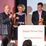 Bernhard Opitz und Jochen Wilms nehmen den Oracle Award für OPITZ CONSULTING entgegegen Bernhard Opitz und Jochen Wilms nehmen den Oracle Award für OPITZ CONSULTING entgegegen