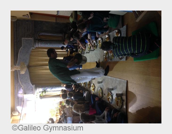 Schülerinnen und Schüler des Galileo Gymnasiums beim vegetarischen Tempelessen (Bildquelle: Galileo Schülerinnen und Schüler des Galileo Gymnasiums beim vegetarischen Tempelessen (Bildquelle: Galileo