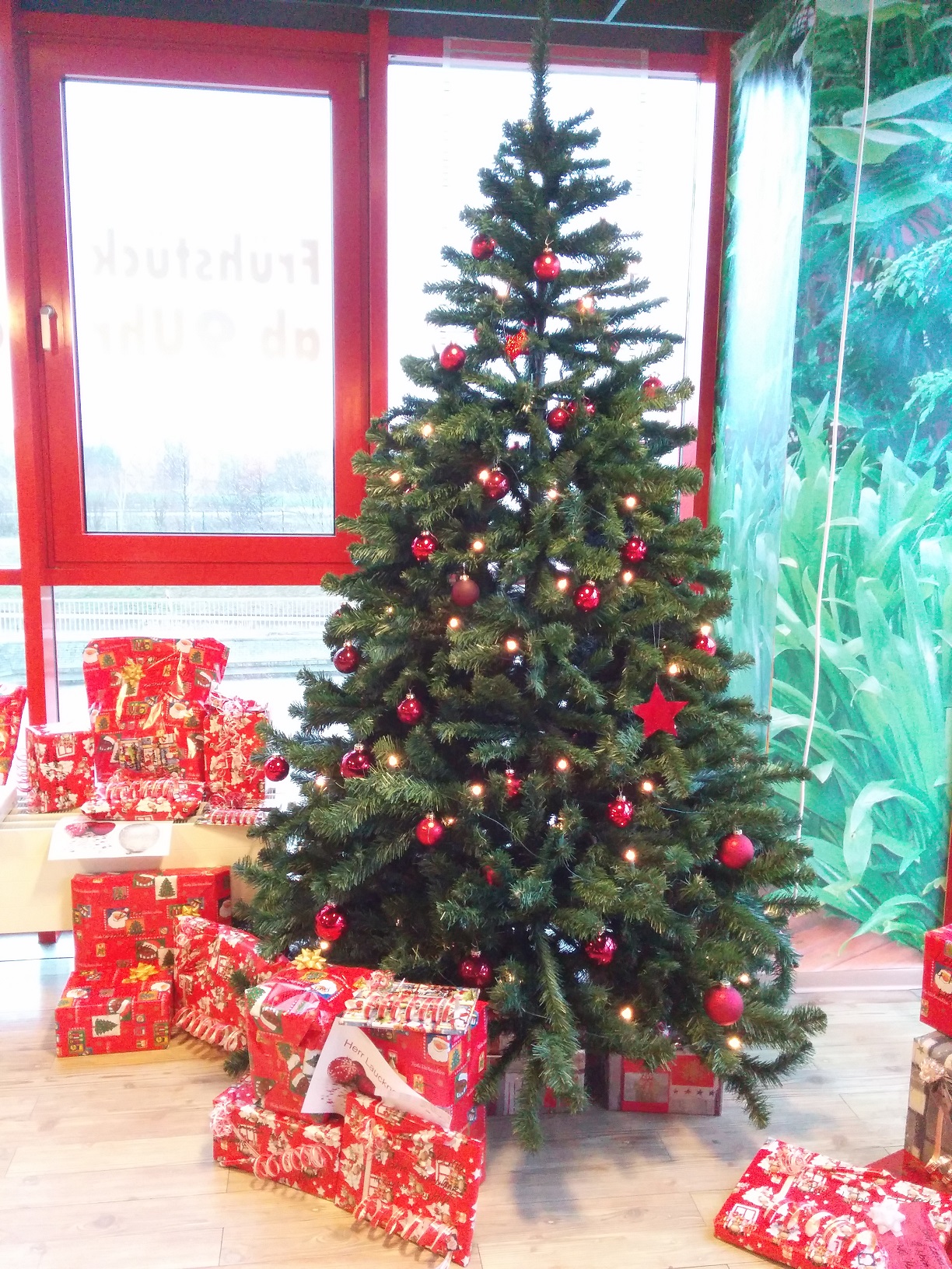 Rund 160 Kinder erhielten ihr Geschenk bei Weihnachtsfeiern im Restaurant des Möbelhauses