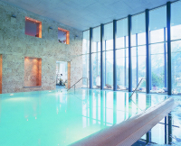 Der Indoorpool im Wellnessbereich des Hotel Saratz****