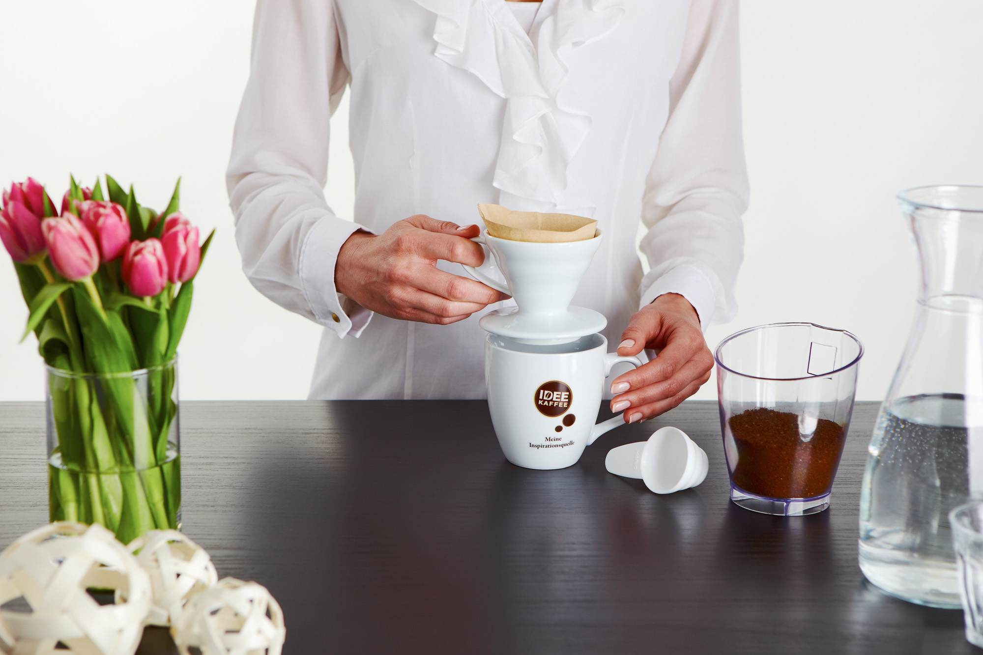 Handgefilteter Kaffee trägt schon bei der genüsslichen Zubereitung zur Entschleunigung bei. Handgefilteter Kaffee trägt schon bei der genüsslichen Zubereitung zur Entschleunigung bei.