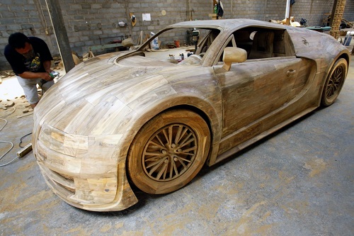 Luxussportwagen Bugatti Veyron aus purem Teakholz Luxussportwagen Bugatti Veyron aus purem Teakholz