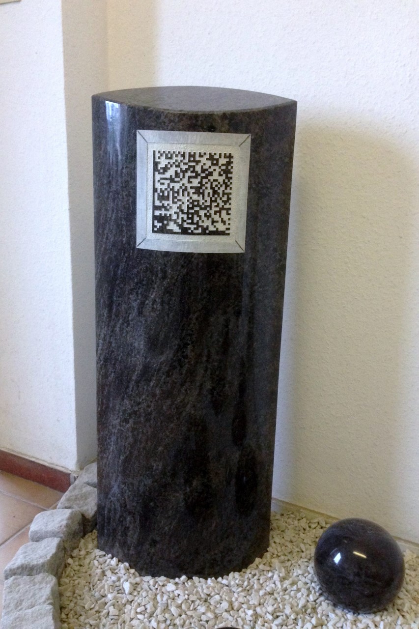 QR-Code auf einer Granitsäule QR-Code auf einer Granitsäule