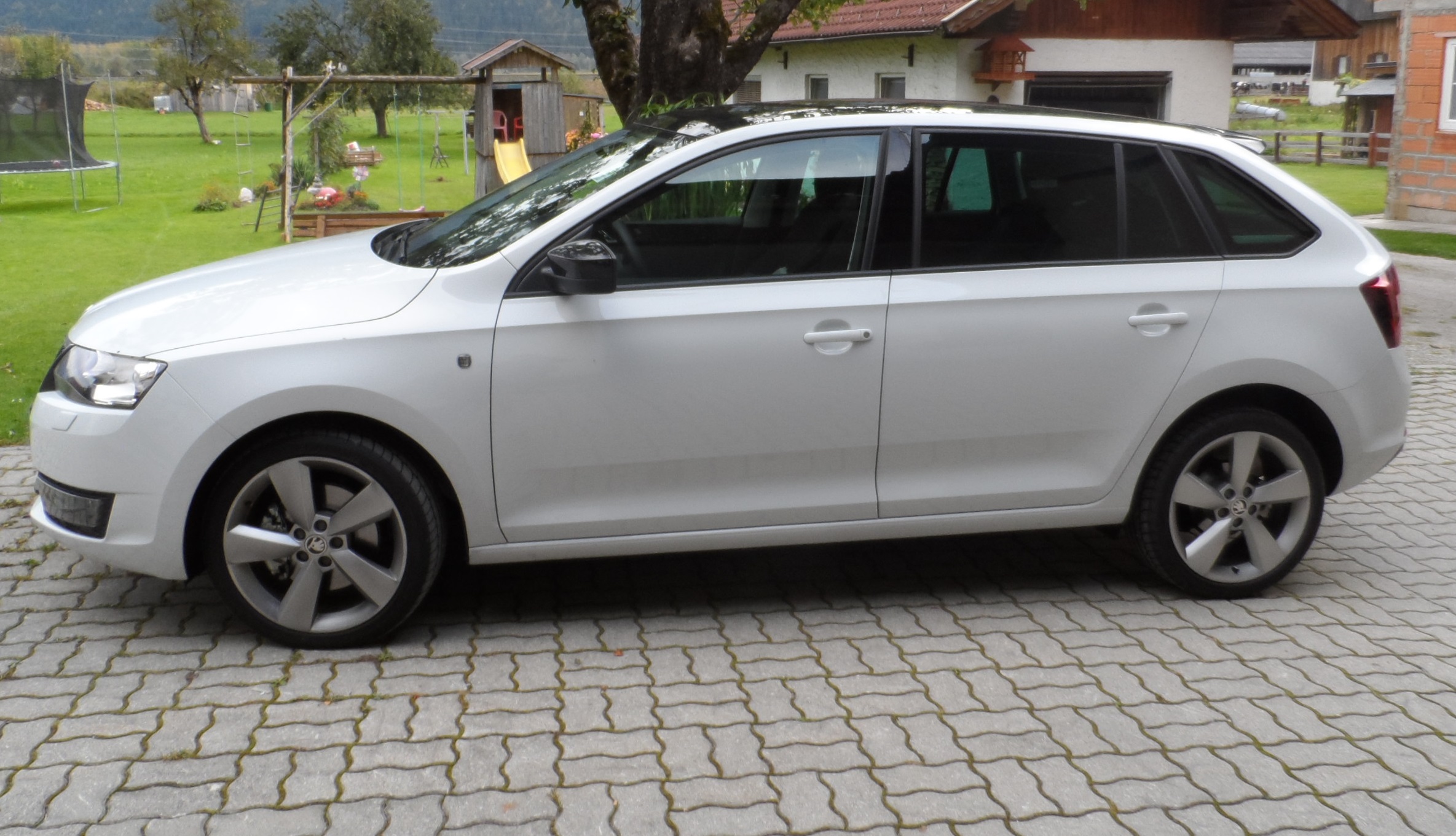 Schnittig gestylt und geräumig: Skoda Rapid Spaceback. (Foto: Presseweller) Schnittig gestylt und geräumig: Skoda Rapid Spaceback. (Foto: Presseweller)