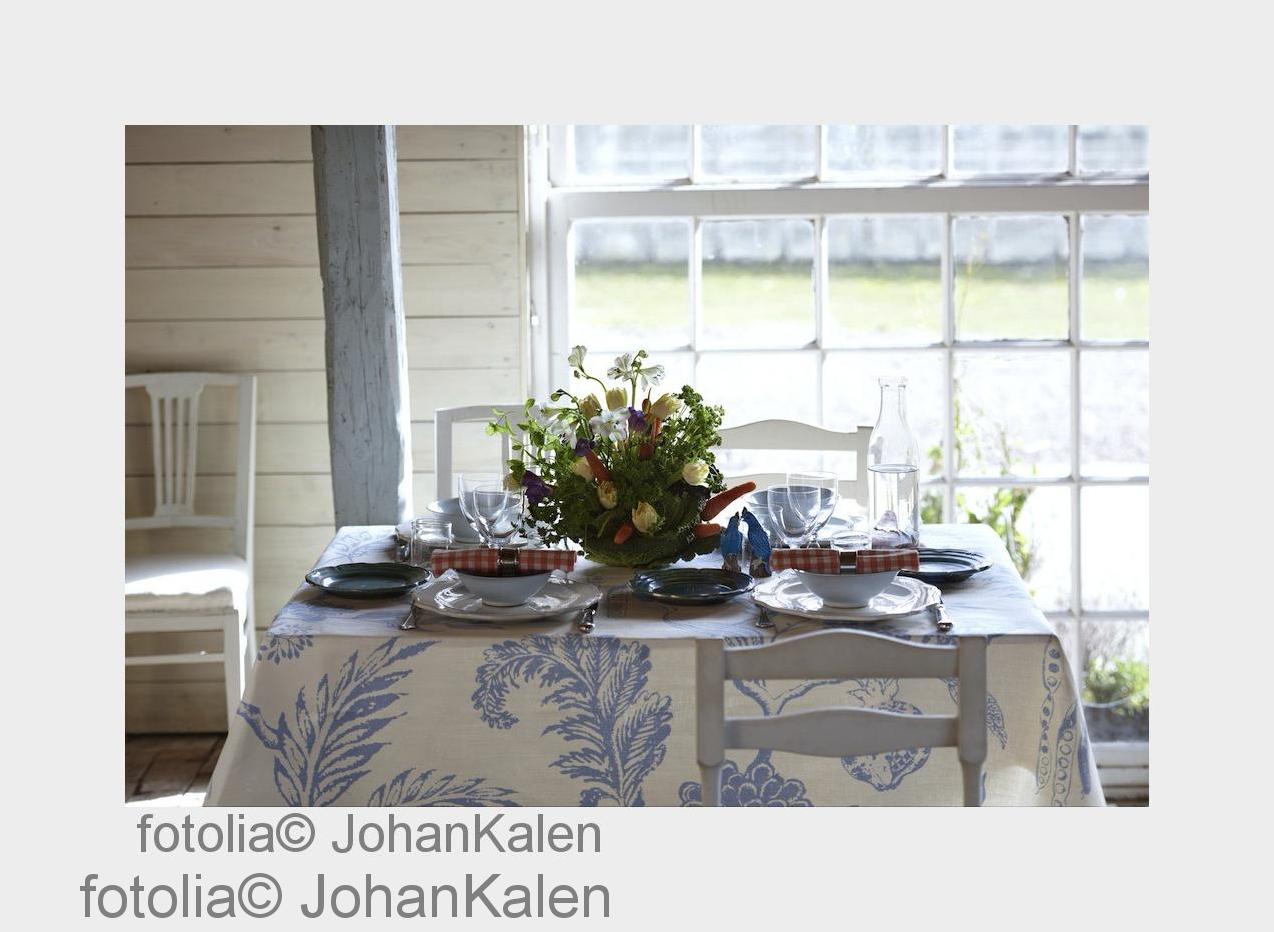 Ein Esstisch im Landhausstil: alte Möbel, schönes Geschirr und frische Blumen (Bildquelle: fotolia©J