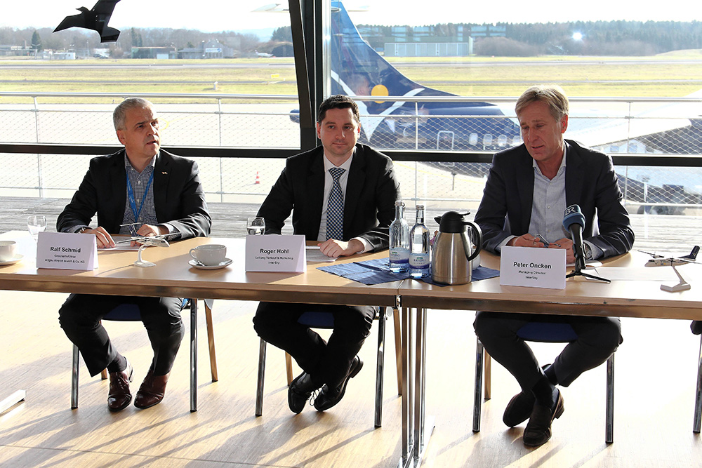 Pressekonferenz Teilnehmer am Flughafen Memmingen mit InterSky ATR72-600 im Hintergrund Pressekonferenz Teilnehmer am Flughafen Memmingen mit InterSky ATR72-600 im Hintergrund