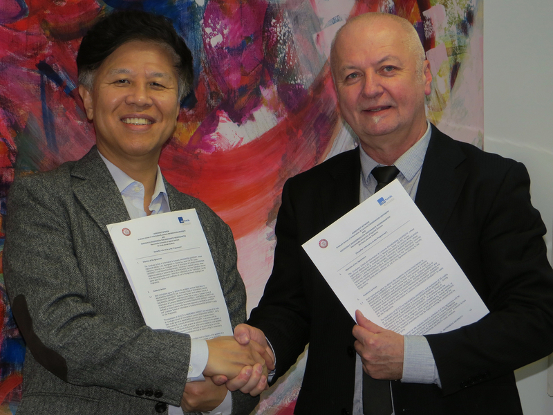 Prof. Dr. SeungHyun Lee, Dekan der Graduate School of Info Content an der Kangwoon University, und P