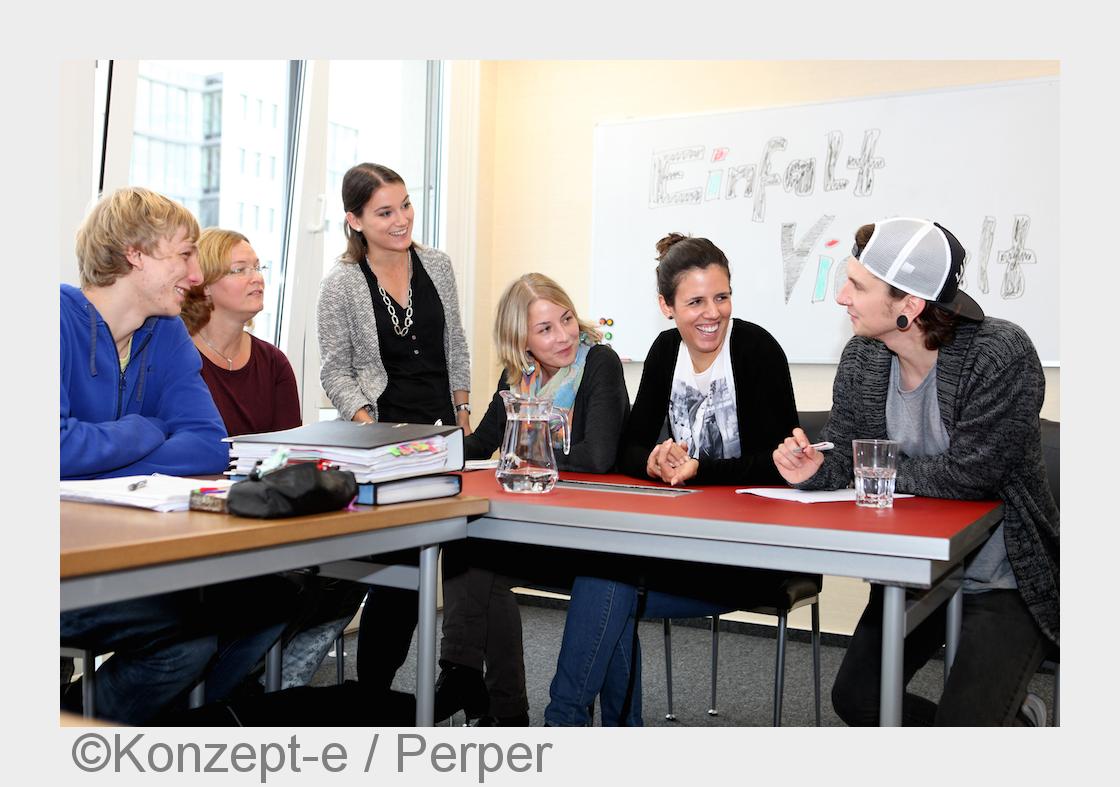 Freie Duale Fachschule für Pädagogik: Angehende Erzieherinnen und Erzieher beim Lernen. (Bildquelle: Freie Duale Fachschule für Pädagogik: Angehende Erzieherinnen und Erzieher beim Lernen. (Bildquelle: