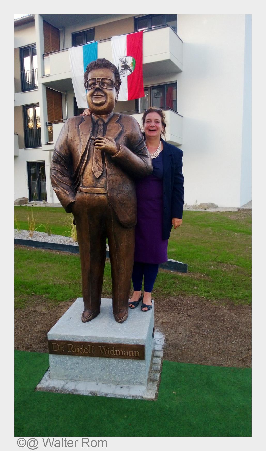 Künstlerin Beate Pohlus schuf Denkmal für den langjährigen Starnberger FDP-Landrat Rudolf Widmann. ( Künstlerin Beate Pohlus schuf Denkmal für den langjährigen Starnberger FDP-Landrat Rudolf Widmann. (