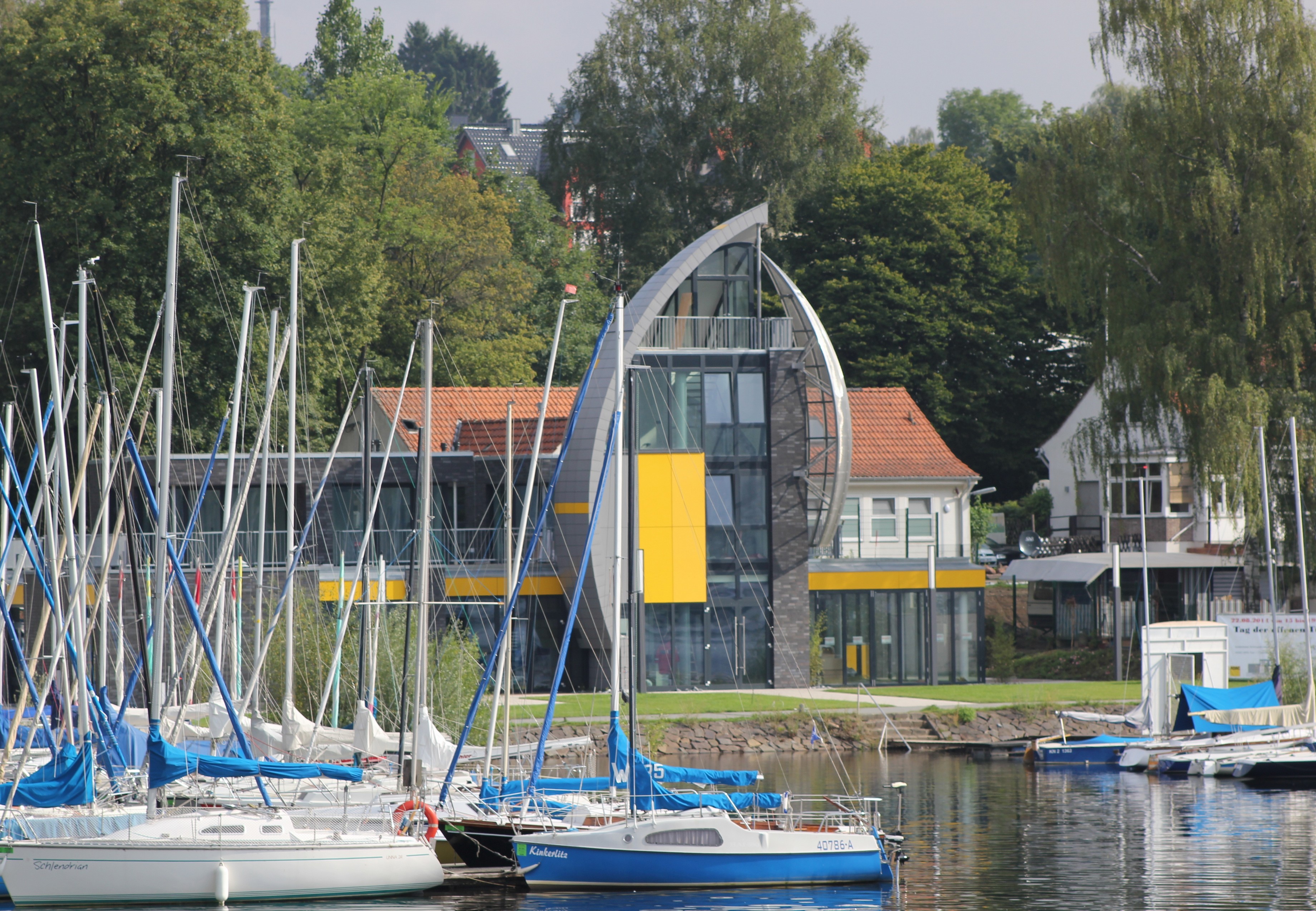 Direkt am See gelegen ist die neue Segelschule des ADAC. (Foto: Wilkes Kunststoffe)