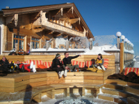 Kristallhütte mit Chill-Lounge
