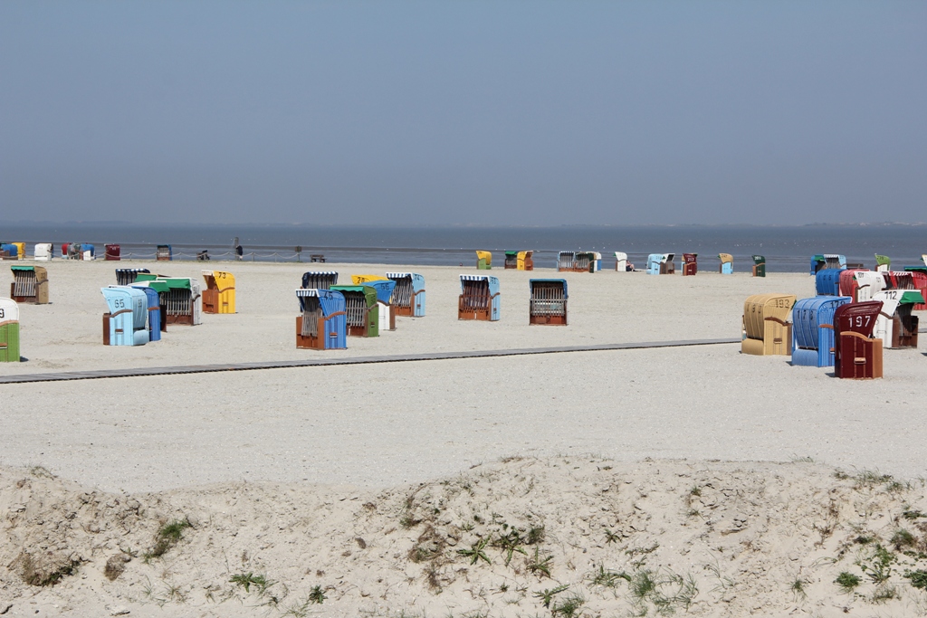 Auf Strandpiraten warten im Dornumerland Sand, Meer, Watt und kuschelige Plätze im Strandkorb