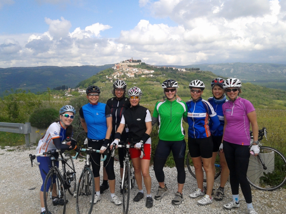 Ladies-Biking auf Istrien vor der Kulisse von Motovun (Foto: istriabike.com) Ladies-Biking auf Istrien vor der Kulisse von Motovun (Foto: istriabike.com)