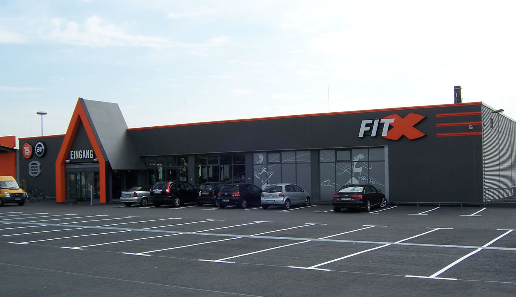 Auf dem sanierten Parkdeck eines Bochumer Fitness-Studios finden nun 70 Autos Platz.