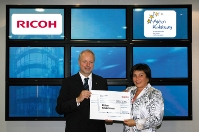 2.000 Euro für einen guten Zweck: Uwe Jungk (Ricoh Deutschland) übergibt Ute Friese von der Aktion K