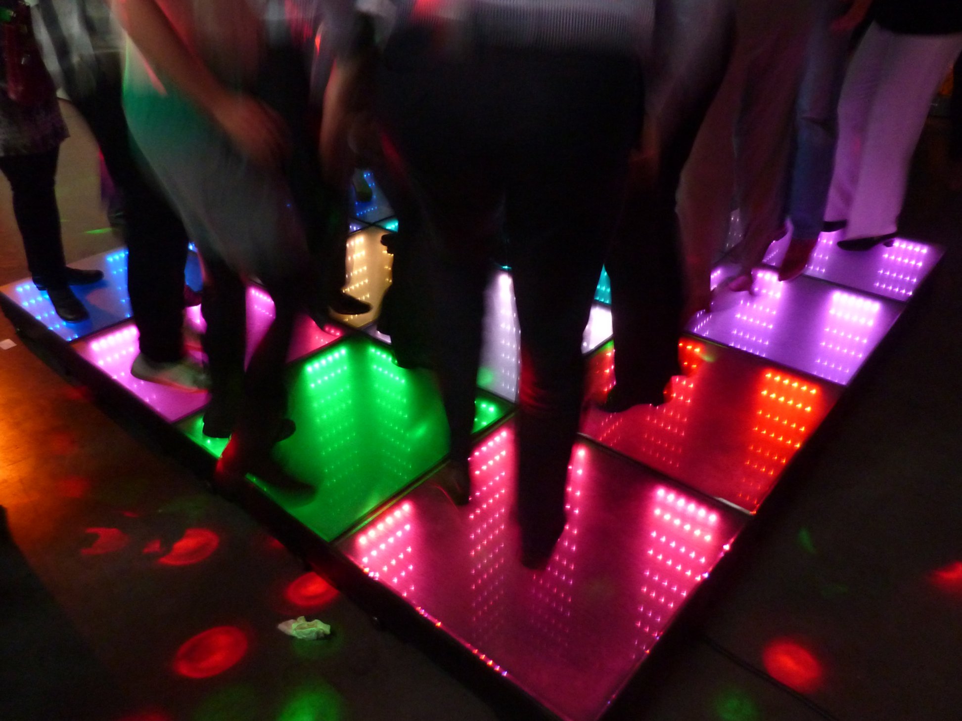 Der Merlin Energy Dancefloor - elektrische Energie durch Tanz Der Merlin Energy Dancefloor - elektrische Energie durch Tanz