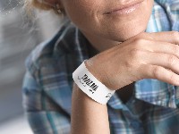 Patientenarmbänder helfen, Behandlungsfehler etwa durch Verwechslungen zu vermeiden.