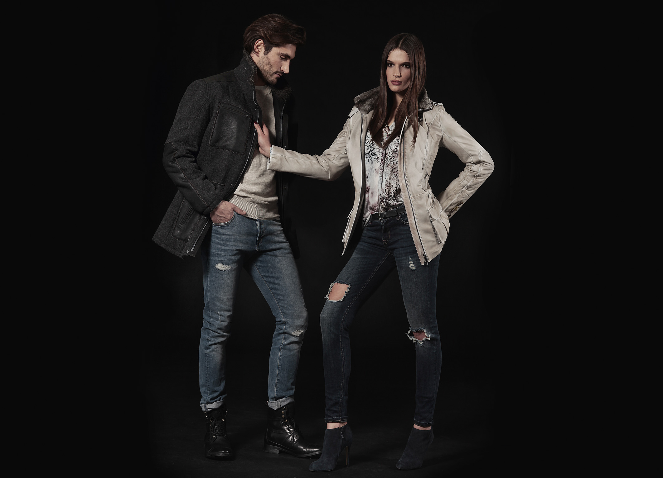 Longjacket aus Woll-Loden mit Lammfelleinsätzen und Jacke im Uniformstil aus handgefärbtem Leder Longjacket aus Woll-Loden mit Lammfelleinsätzen und Jacke im Uniformstil aus handgefärbtem Leder