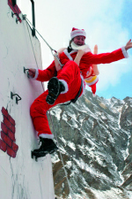 Clau Wau in Samnaun Wettkampf der Weihnachtsmänner