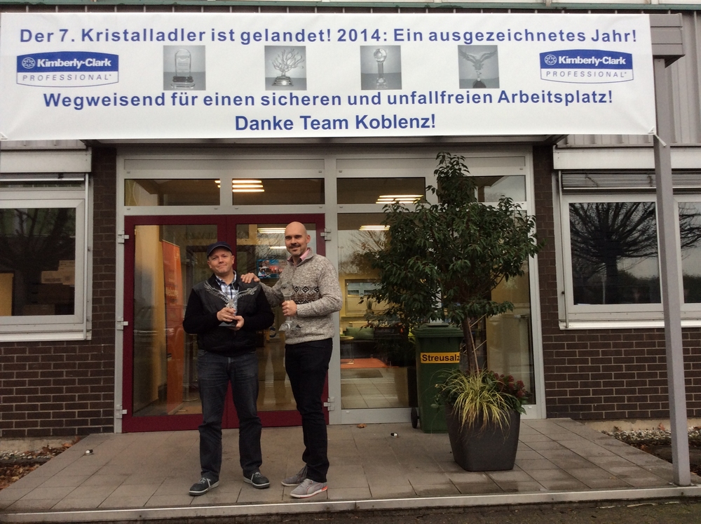 Von rechts nach links: Joachim Gutschmidt (Werksleiter)& Peter Herder (Leiter Arbeitssicherheit) Von rechts nach links: Joachim Gutschmidt (Werksleiter)& Peter Herder (Leiter Arbeitssicherheit)