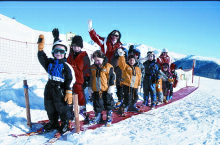 Kindergruppe mit Skilehrer