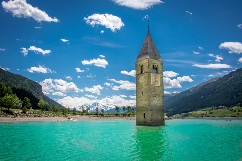 Der Reschensee am Reschenpass in Südtirol Der Reschensee am Reschenpass in Südtirol
