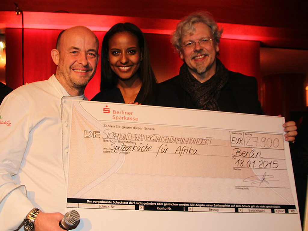 Große Spende: Sara Nuru zusammen mit Thomas Kammeier und Ralf Bos (rechts). Foto:Lars Kaphengst