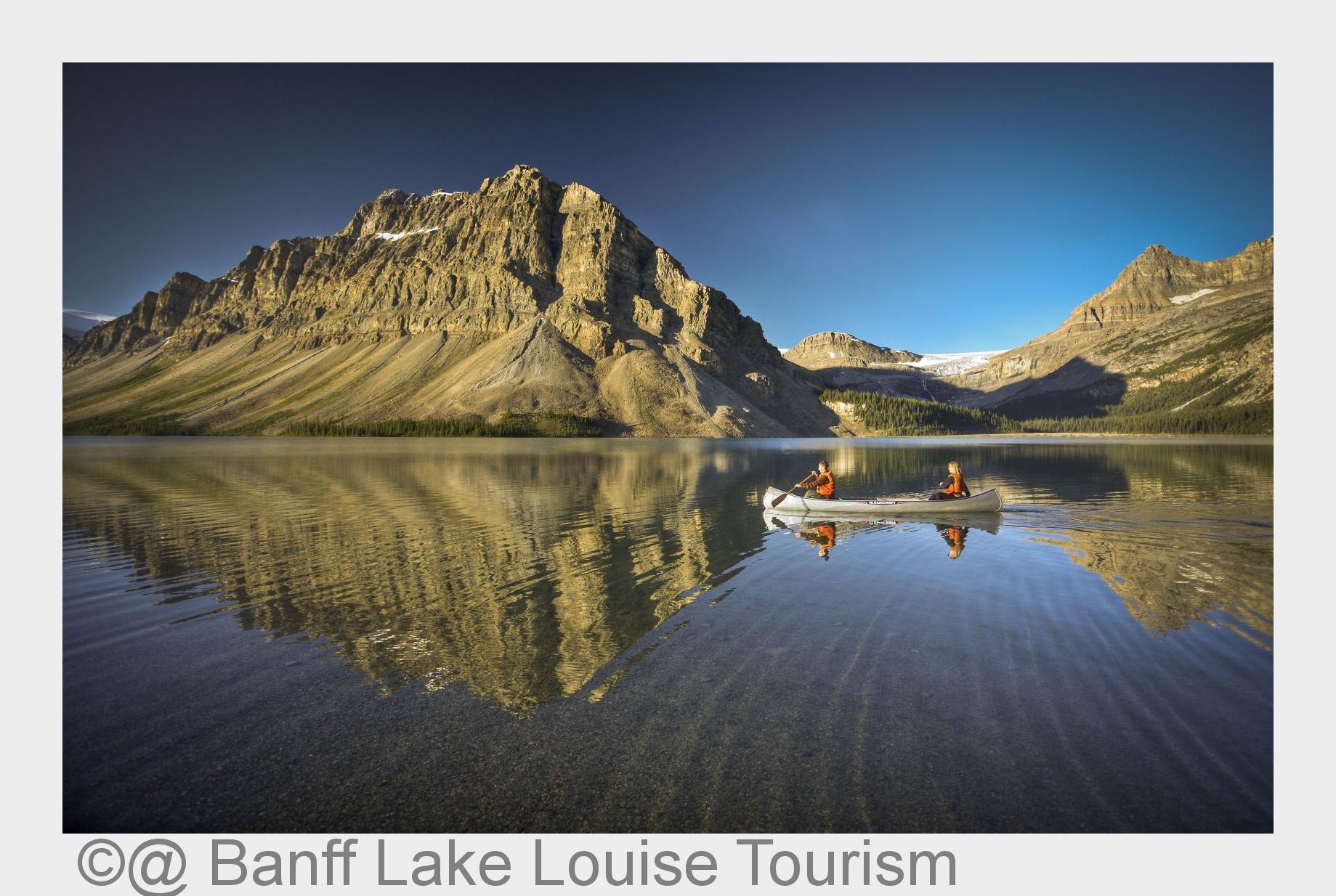 Kanufahrt auf dem malerischen Lake Louise im Banff-Nationalpark. (Bildquelle: @ Banff Lake Louise To